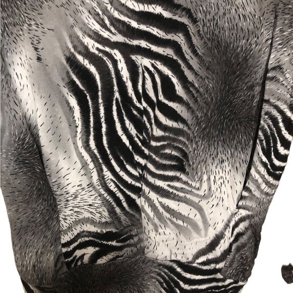 Women’s  Zebra Print Top w/Beaded Neckline, Pleating Front, & Hip Band SZ 12 - Picture 3 of 7